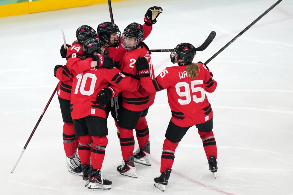 Poulin breaks Olympic record for career women's hockey goals with 20