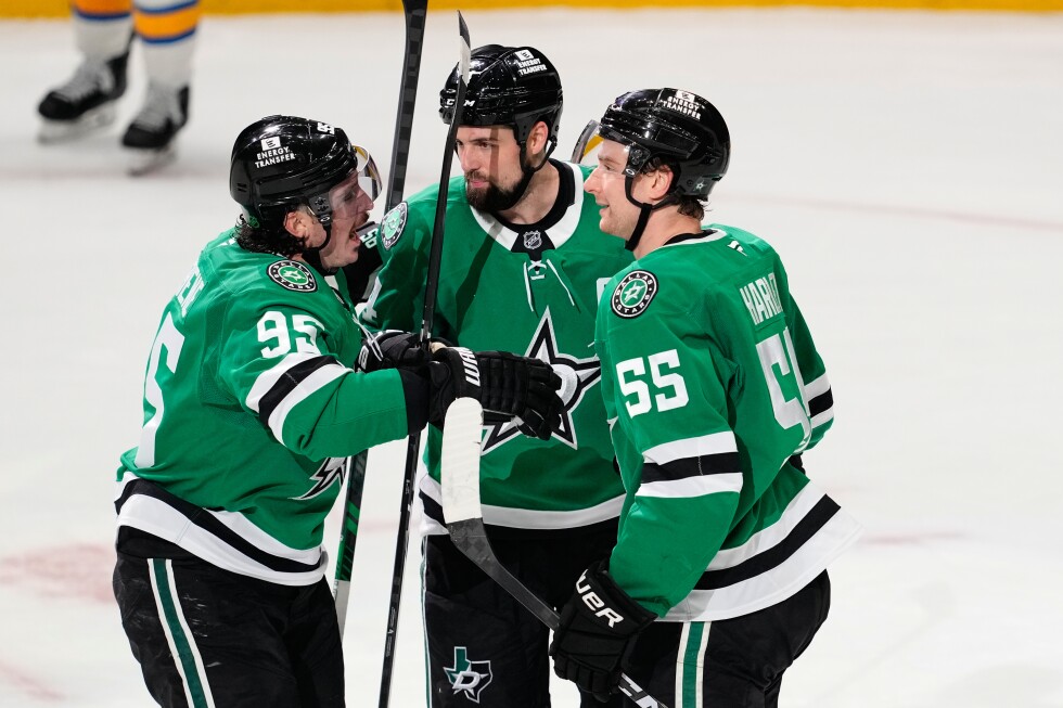 Robertson gets 200th goal, Benn scores 2 and Stars beat Blues 5-4 for 6th straight win