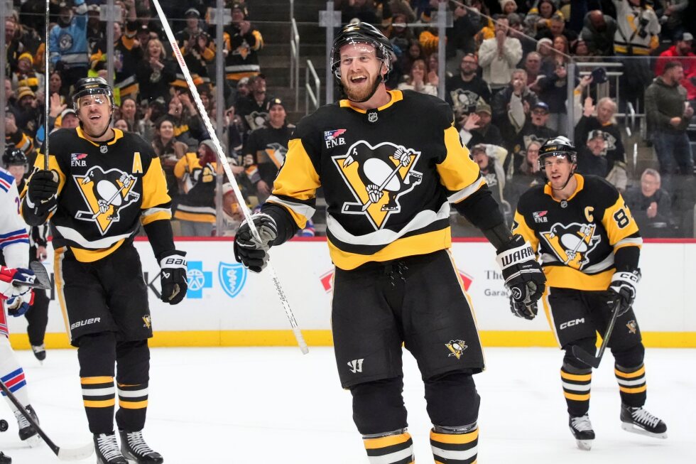 Mantha and Acciari score twice, Penguins running winning streak to 6 by holding off the Rangers 6-5