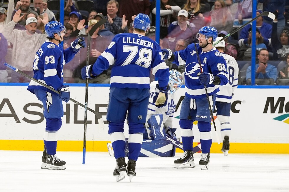 Kucherov hits 30 goals again as Lightning roll past Maple Leafs 4-2 for 6th straight win