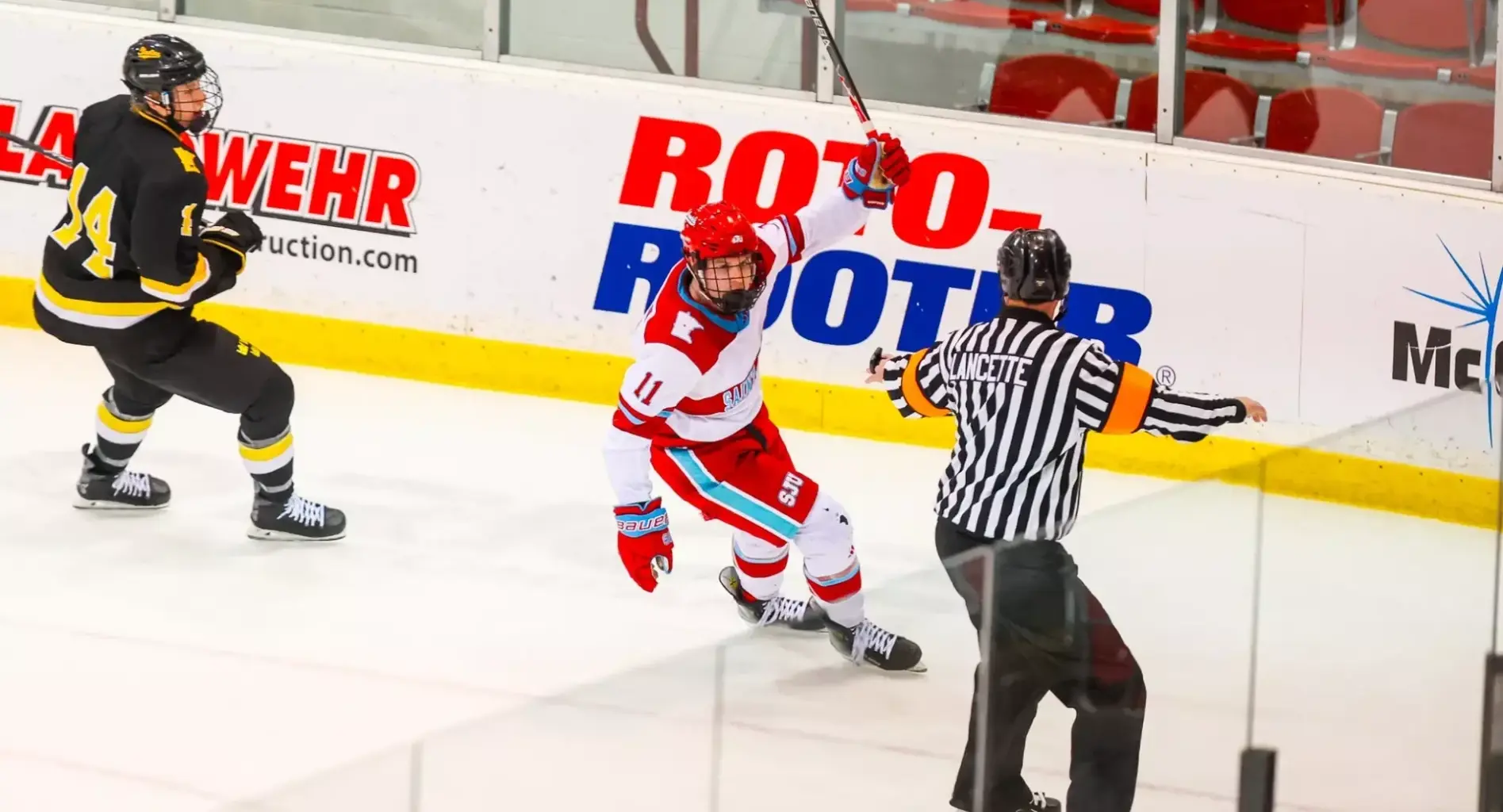 St. John's hockey team splits MIAC home-and-home with Gustavus