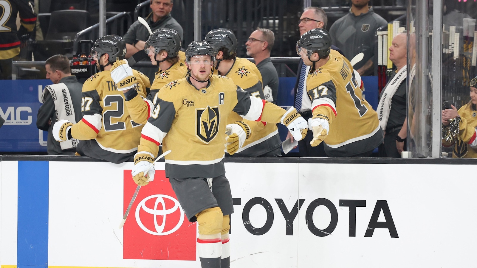 Golden Knights dominate Kings 4-1 with early scoring blitz