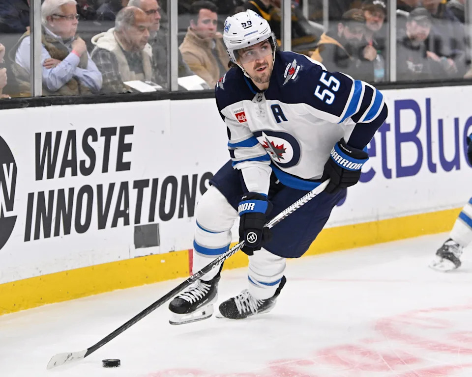 Mark Scheifele initiating the breakout from behind the net. 
