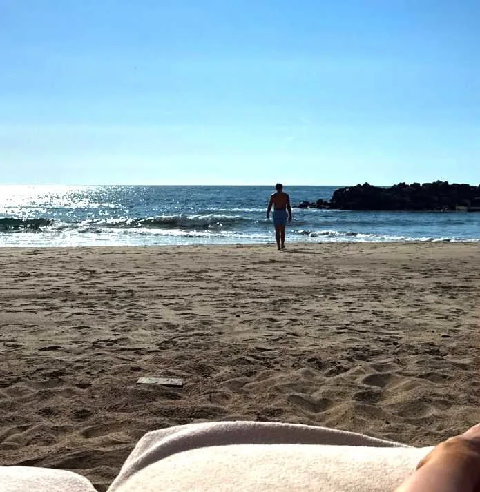 Piunno shared a photo from a beach getaway with Matthews in September 2025. (Image via Instagram/VanessaPiunno)