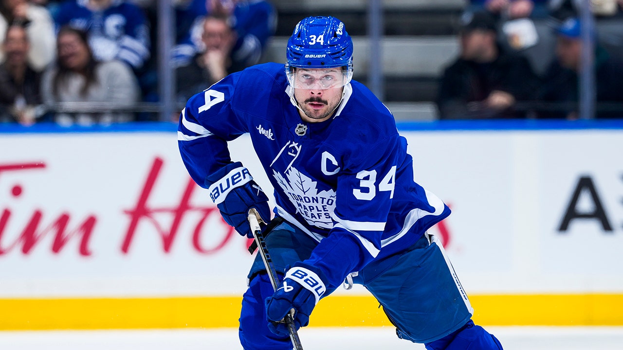 Auston Matthews gets standing ovation from Toronto fans after gold medal win
