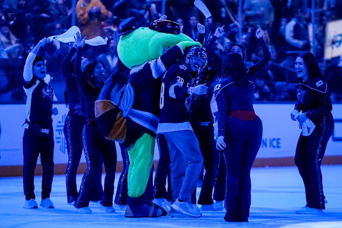 Ohio University student makes shot to win $10,000 at Columbus Blue Jackets game