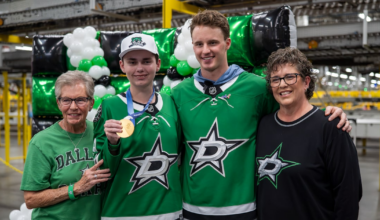 Stars' Jake Oettinger teams up with Amazon to surprise HopeKids families in Grapevine