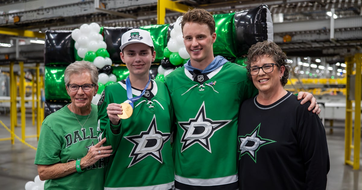 Stars' Jake Oettinger teams up with Amazon to surprise HopeKids families in Grapevine