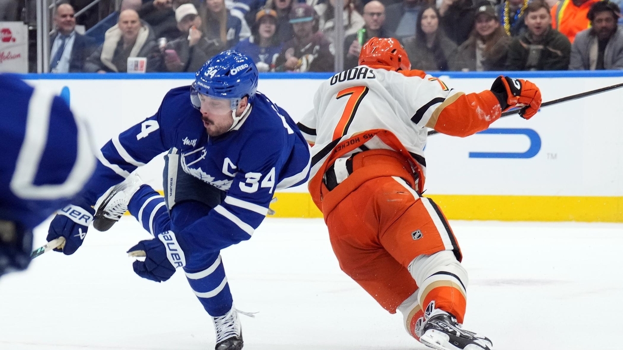 Maple Leafs star Auston Matthews leaves after knee-on-knee hit from Ducks' Radko Gudas