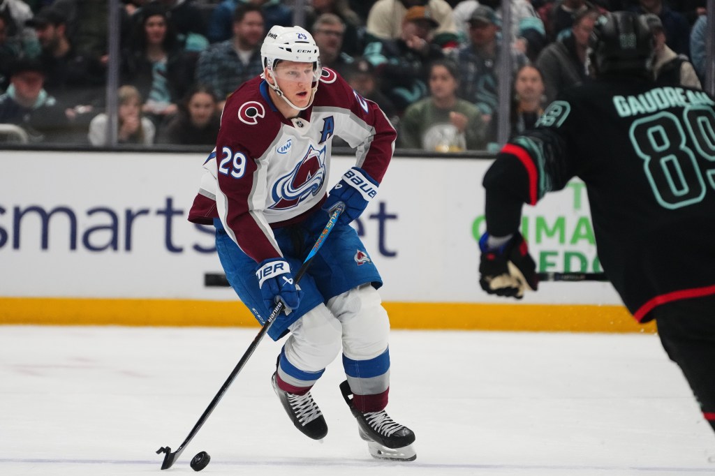 Nathan MacKinnon's huge night helps Avs crush Kraken