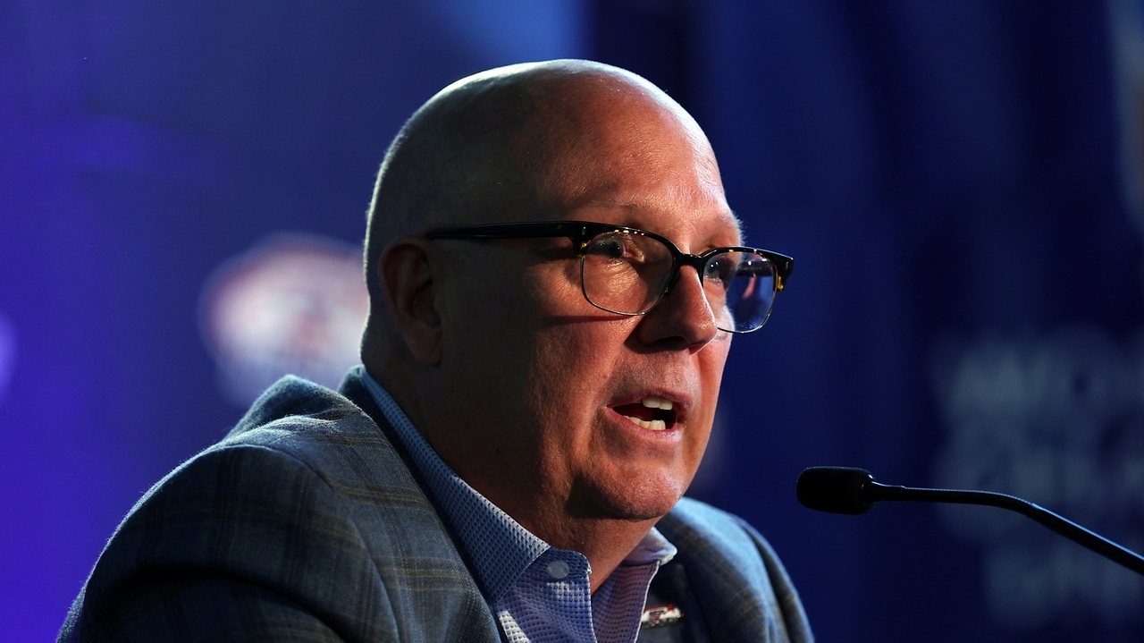 Minnesota AD Coyle announces decision to part ways with men's hockey coach Bob Motzko