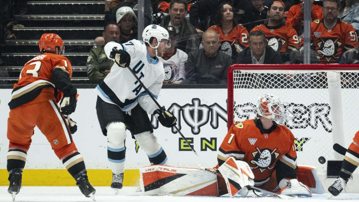 Anaheim's Dostal shines in Ducks' 4-1 win over Mammoth