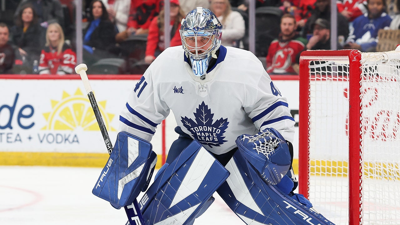 Maple Leafs goalie Anthony Stolarz hospitalized after puck hits throat