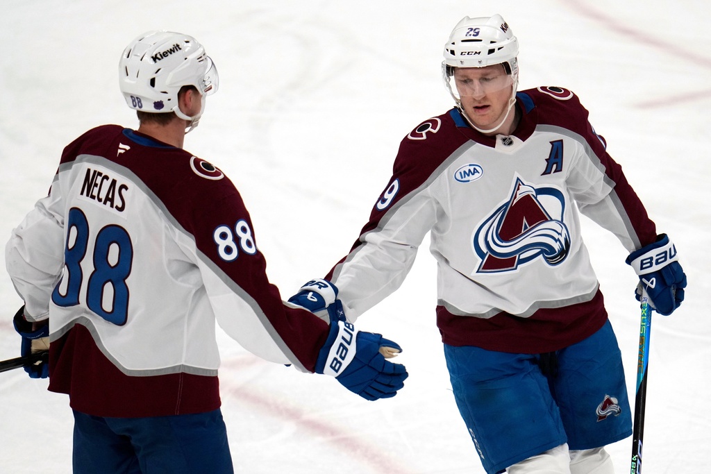 MacKinnon scores NHL-leading 46th goal as Avalanche cruise past wobbling Penguins 6-2