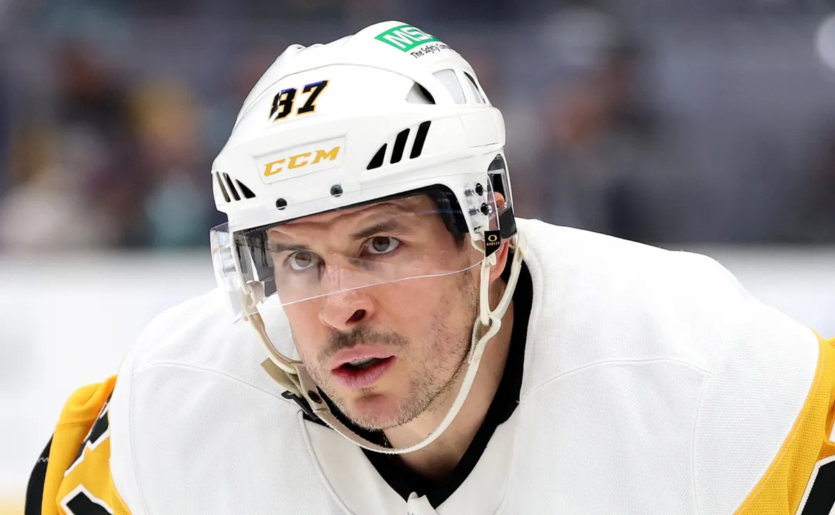 Sidney Crosby suffers injury vs Senators and uncertainty grows as Penguins delay update