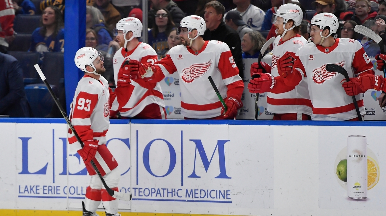 Alex DeBrincat sparks 3-goal 1st-period surge in Red Wings 5-2 win over Sabres