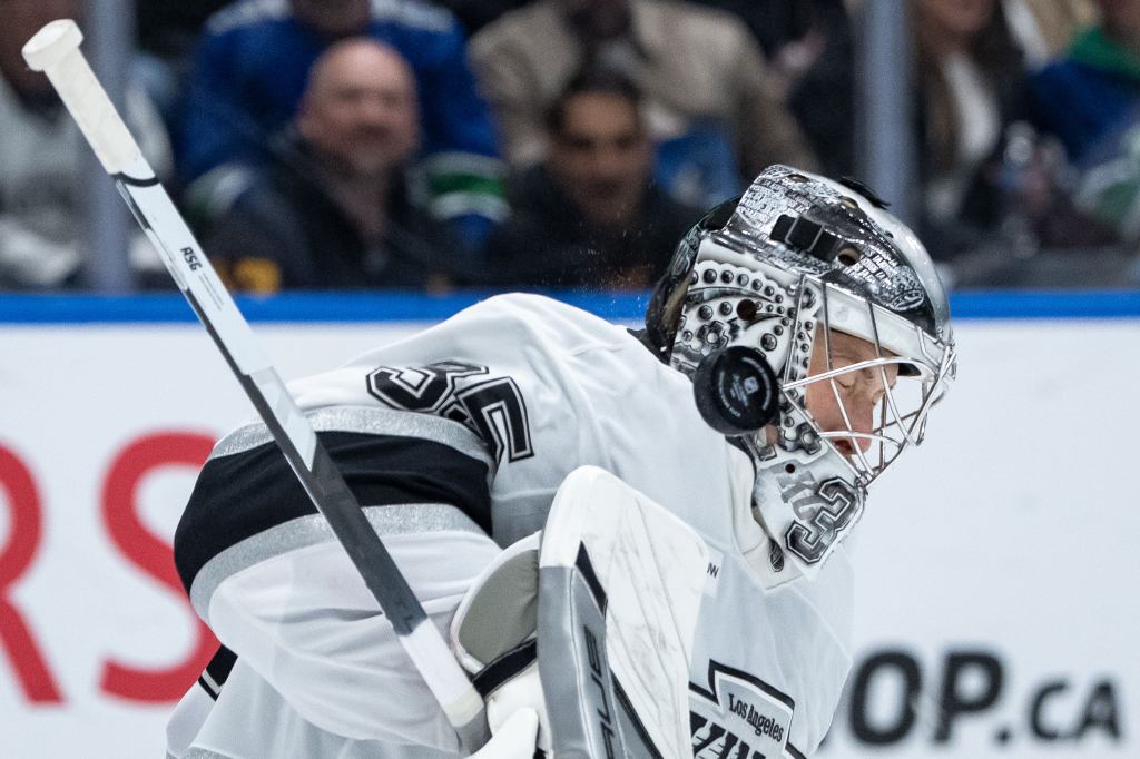 Kings shut out Canucks to gain ground in wild-card race – Daily News