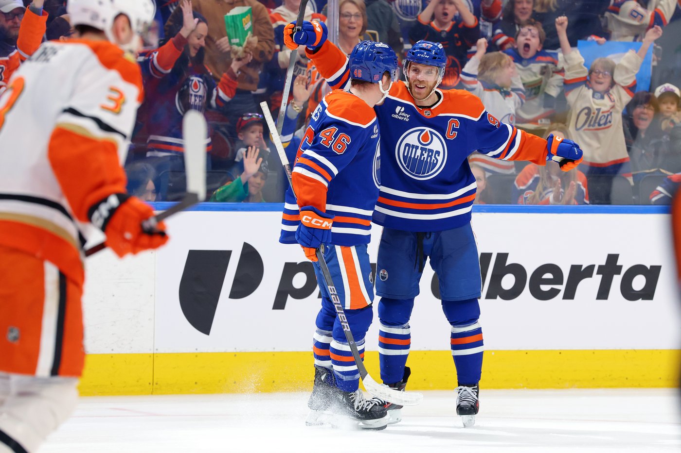 Oilers beat Ducks 4-2, McDavid moves back into scoring lead with three points
