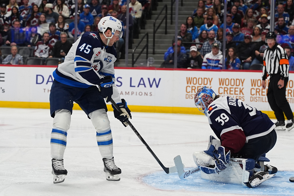 Perfetti's late goal lifts Jets over Avs, 4-2