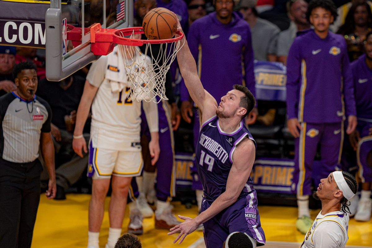 Sacramento Kings forward Drew Eubanks (19) dunking the basketball during an NBA basketball game against the Los Angeles Lakers on March 1st, 2026 in Los Angeles, CA.
