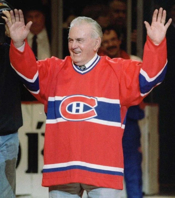  Canadiens legend Maurice (Rocket) Richard receives a standing ovation after the last game at the Forum on March 11, 1996.