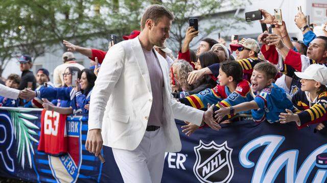 Florida Panthers center Aleksander Barkov (16) greets fans as he arrives to loanDepot for his Winter Classic outdoor hockey game against the New York Rangers on Friday, Jan. 2, 2026, in Miami, Fla.