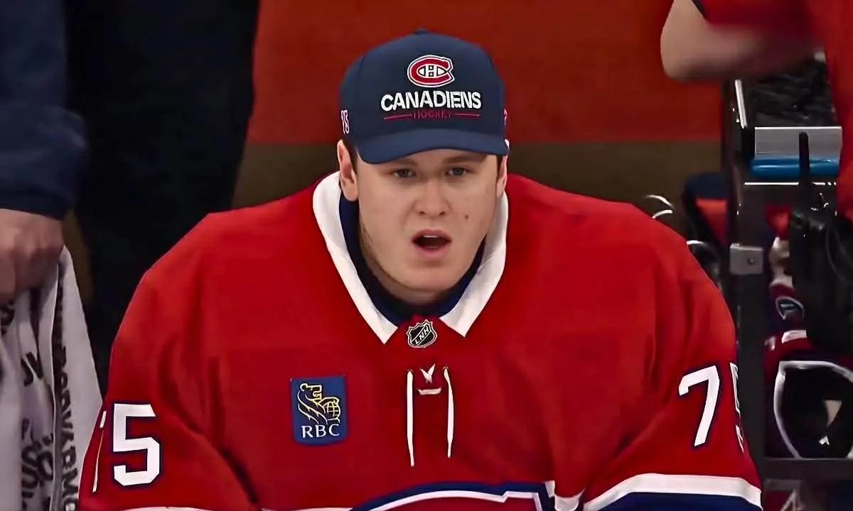 Photo of Jakub Dobes on Canadiens bench during game vs Islanders.