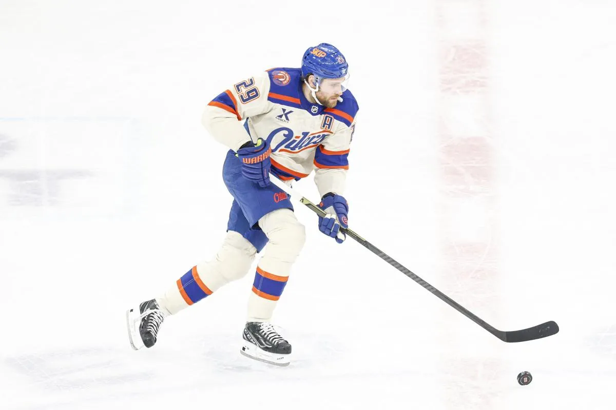 Edmonton Oilers center Leon Draisaitl (29) controls the puck against the Chicago Blackhawks during the first period at United Center. :