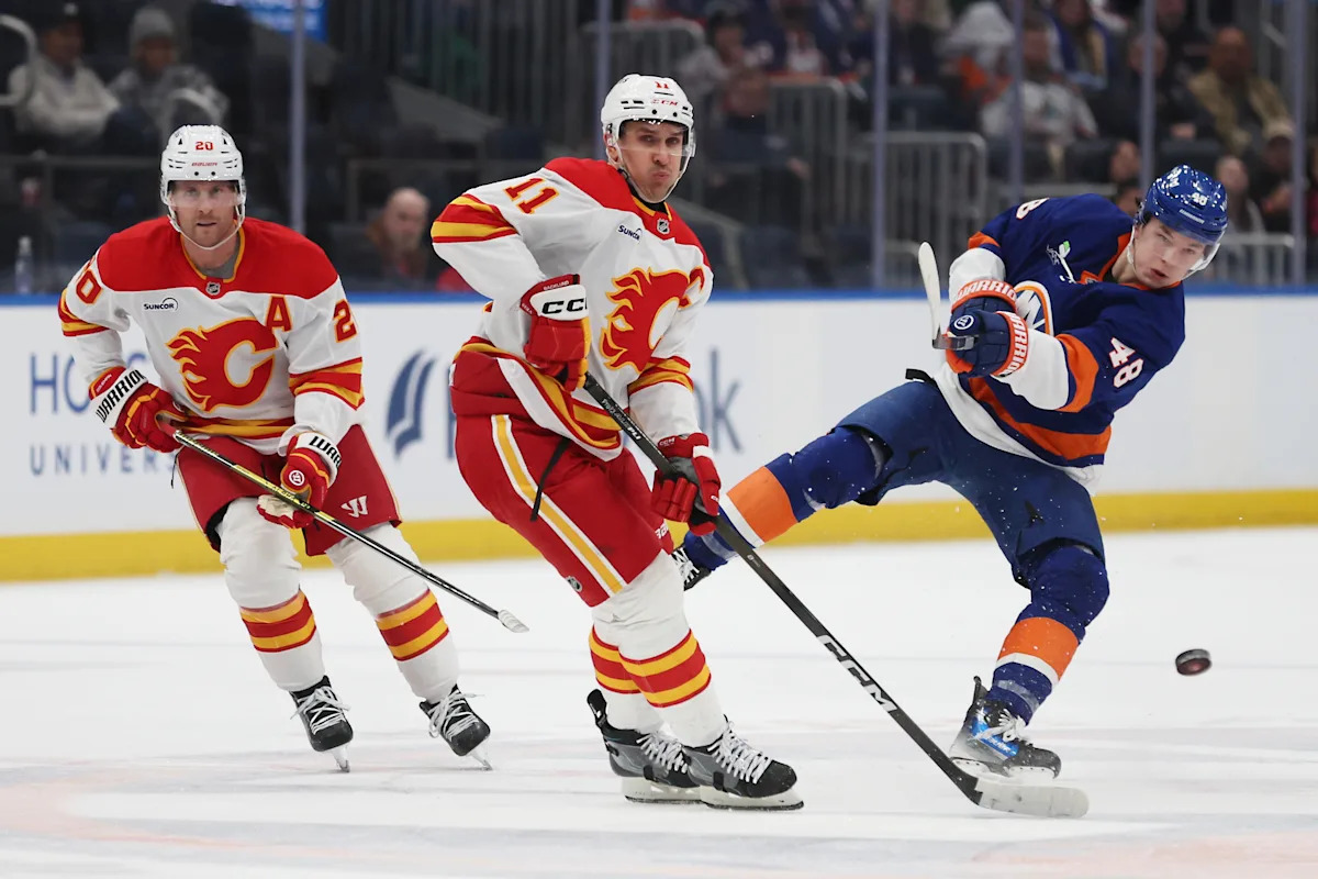 Holmstrom scores 2 as Islanders race to an early lead, hold on to beat Flames 3-2