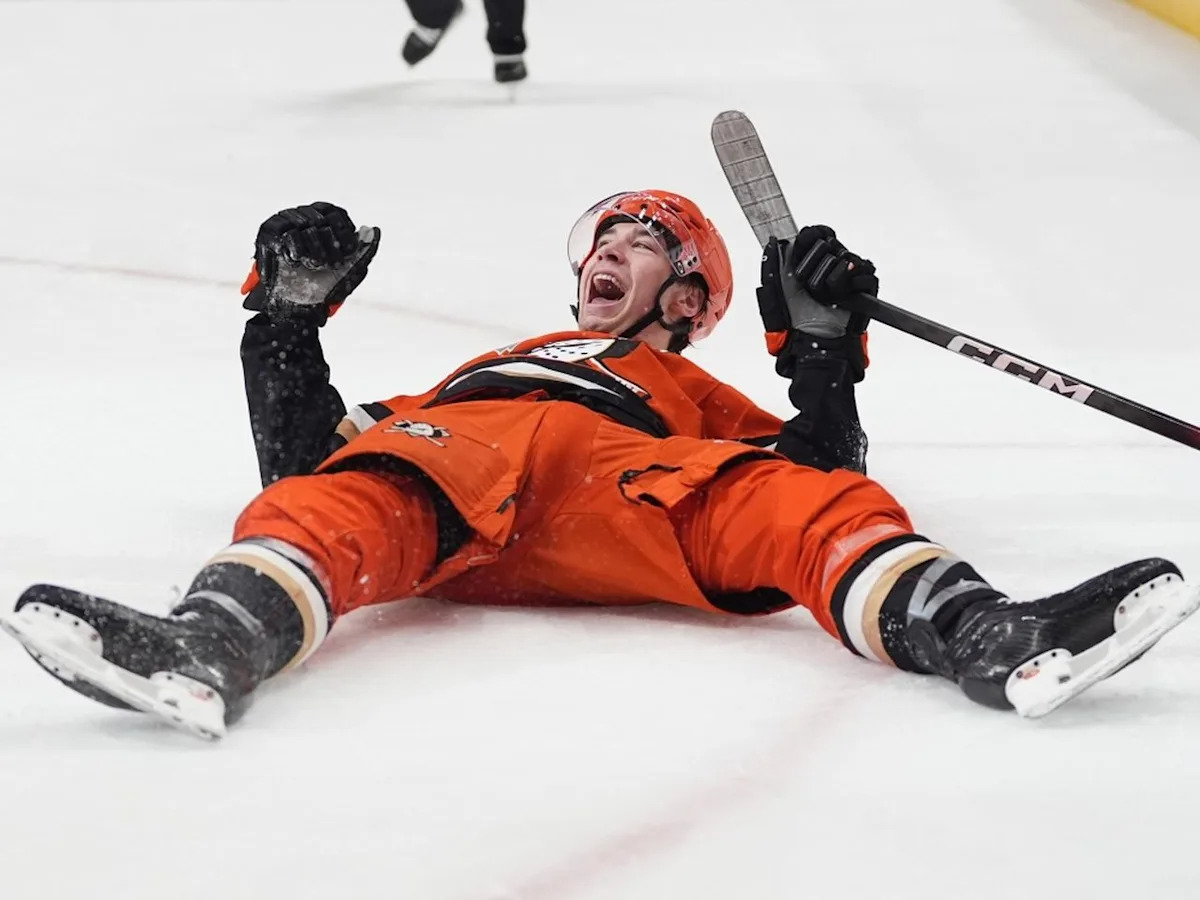 Maple Leafs' Easton Cowan applauds Beckett Sennecke's rookie year with Ducks