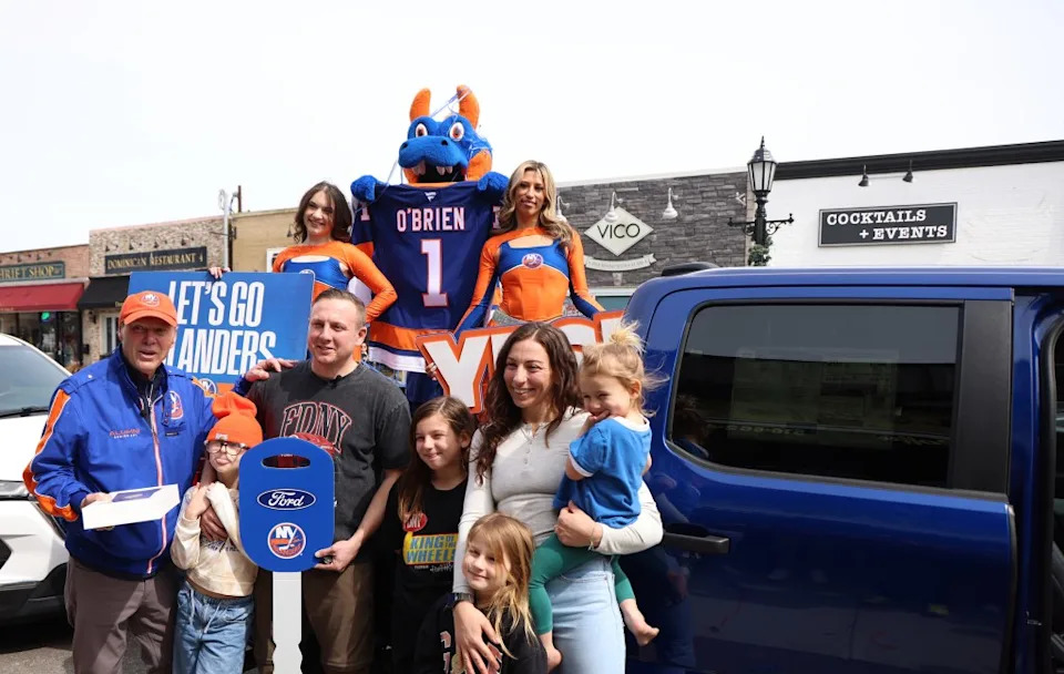 Isles legend Butch Goring with O’Brien and his family during the big reveal. Dennis A. Clark for NY Post