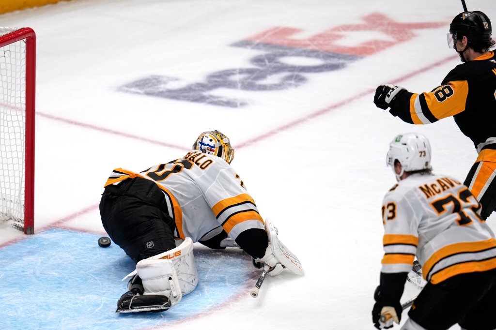 Bruins cough up 3-0 lead, fall to Penguins in OT, 5-4