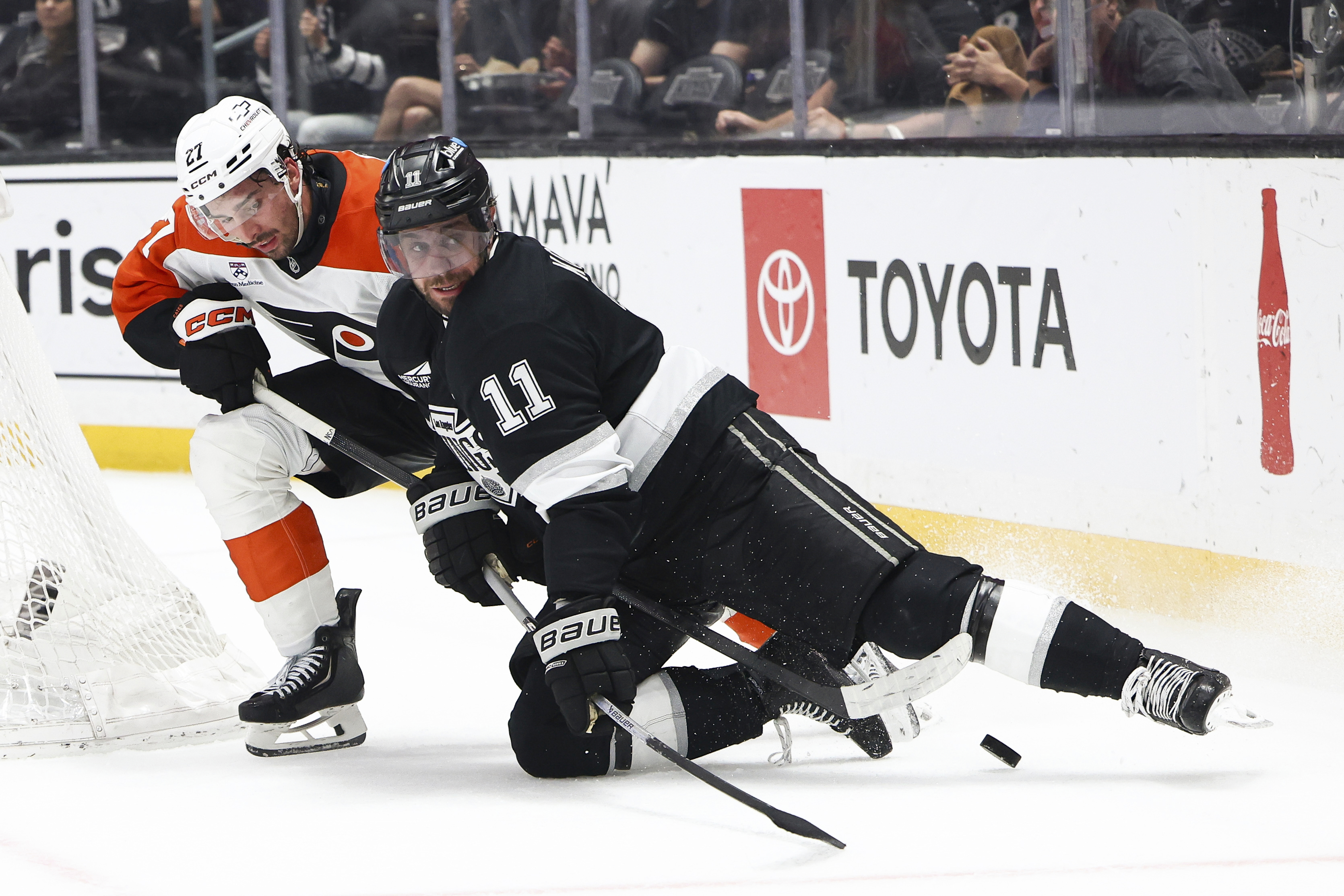 Kings center Anze Kopitar (11) and Philadelphia Flyers left wing...