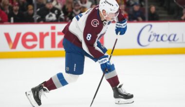 Nathan MacKinnon, Martin Necas help Avalanche overwhelm Blackhawks