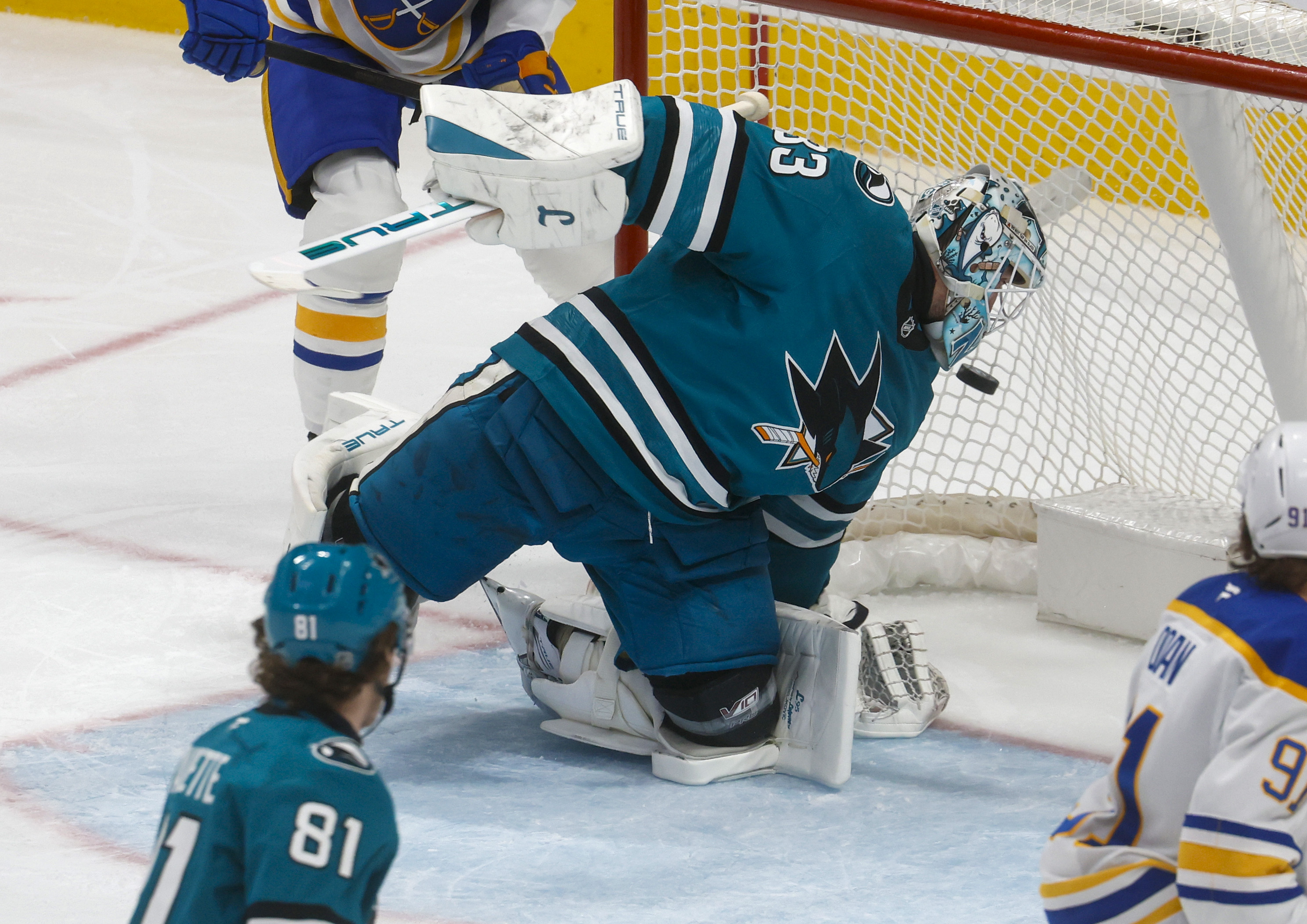 San Jose Sharks goaltender Alex Nedeljkovic (33) canât stop a...