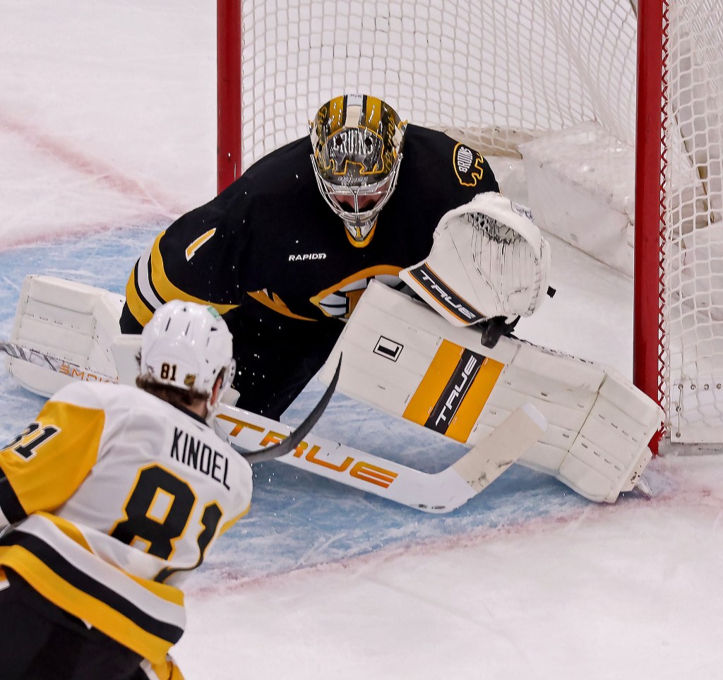 Bruins, Jeremy Swayman hang on for narrow win over Penguins