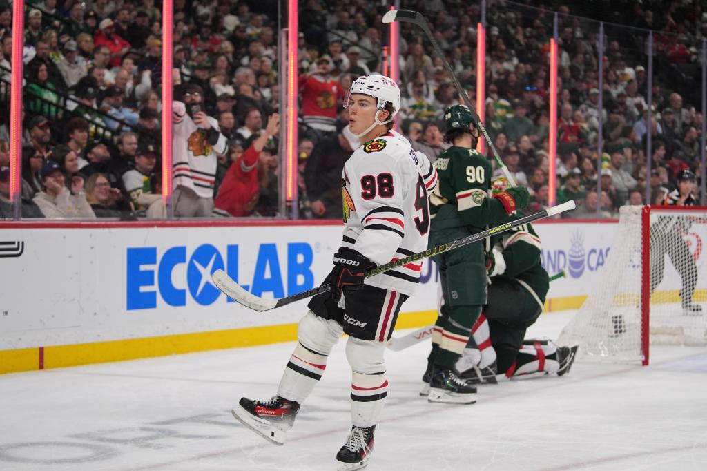 Chicago Blackhawks edge Minnesota Wild 2-1 to snap series skid