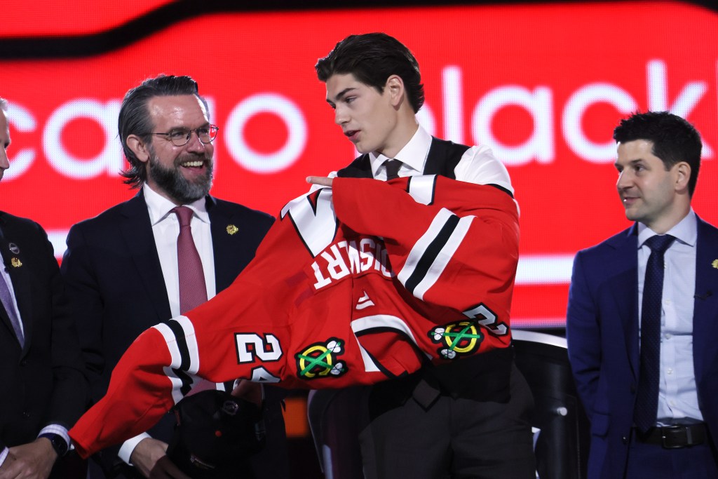 Chicago Blackhawks sign former 1st-round pick