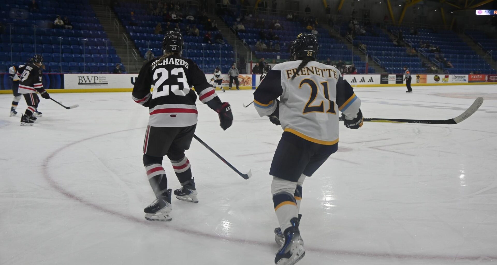 Quinnipiac women’s ice hockey falls to Brown 3-2 in overtime, evens quarterfinal series