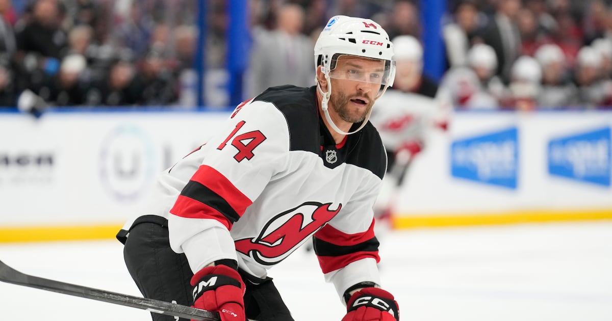 Philadelphia Flyers claim veteran Luke Glendening off waivers; Vancouver Canucks nab Curtis Douglas