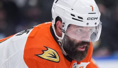 Max Domi, Radko Gudas drop gloves off opening face-off