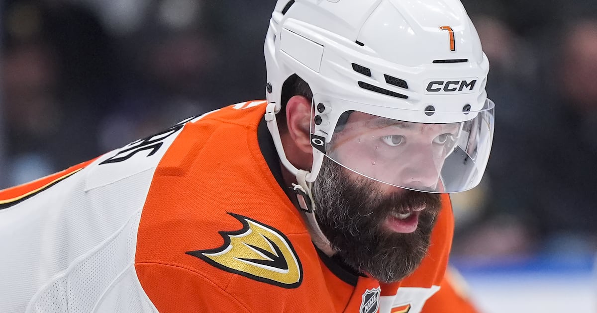 Max Domi, Radko Gudas drop gloves off opening face-off