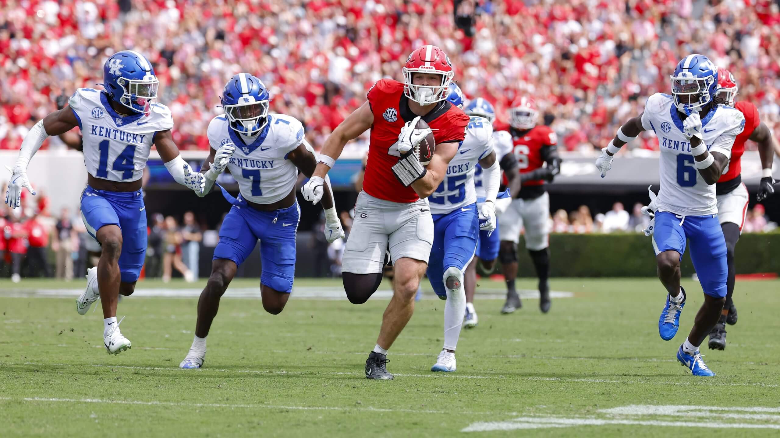 Georgia tight end Oscar Delp runs away from Kentucky defenders during an October, 2025 game.