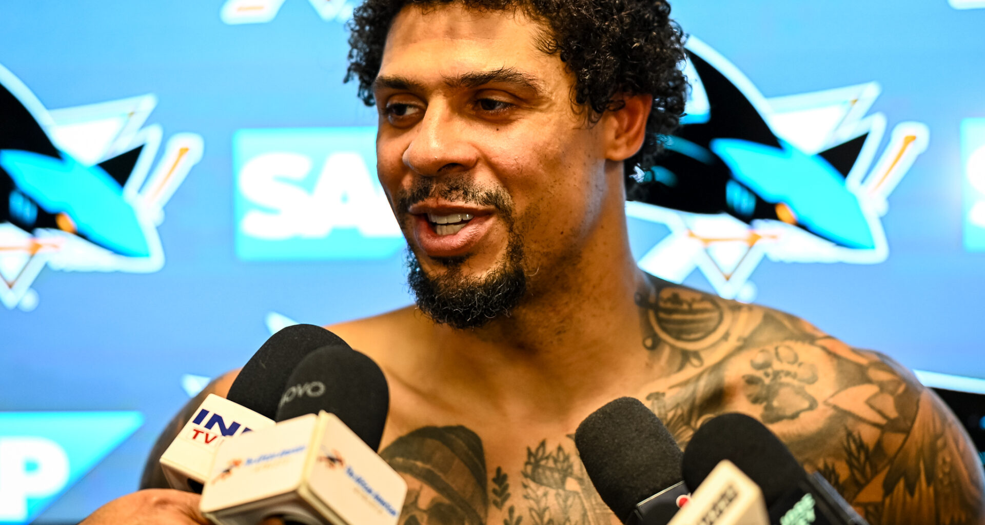 Sharks' Reaves Injured Against Flyers, Stays With Team But Doesn't Play