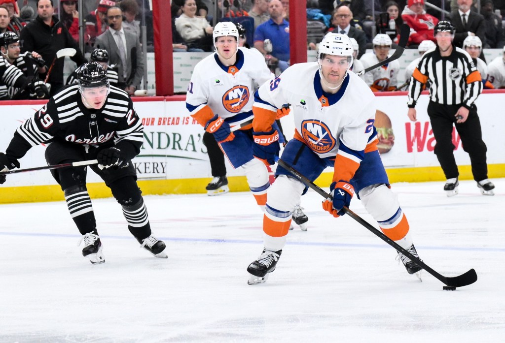 Islanders skates with the puck during the Islanders' win over the Devils on Feb. 5, 2026.