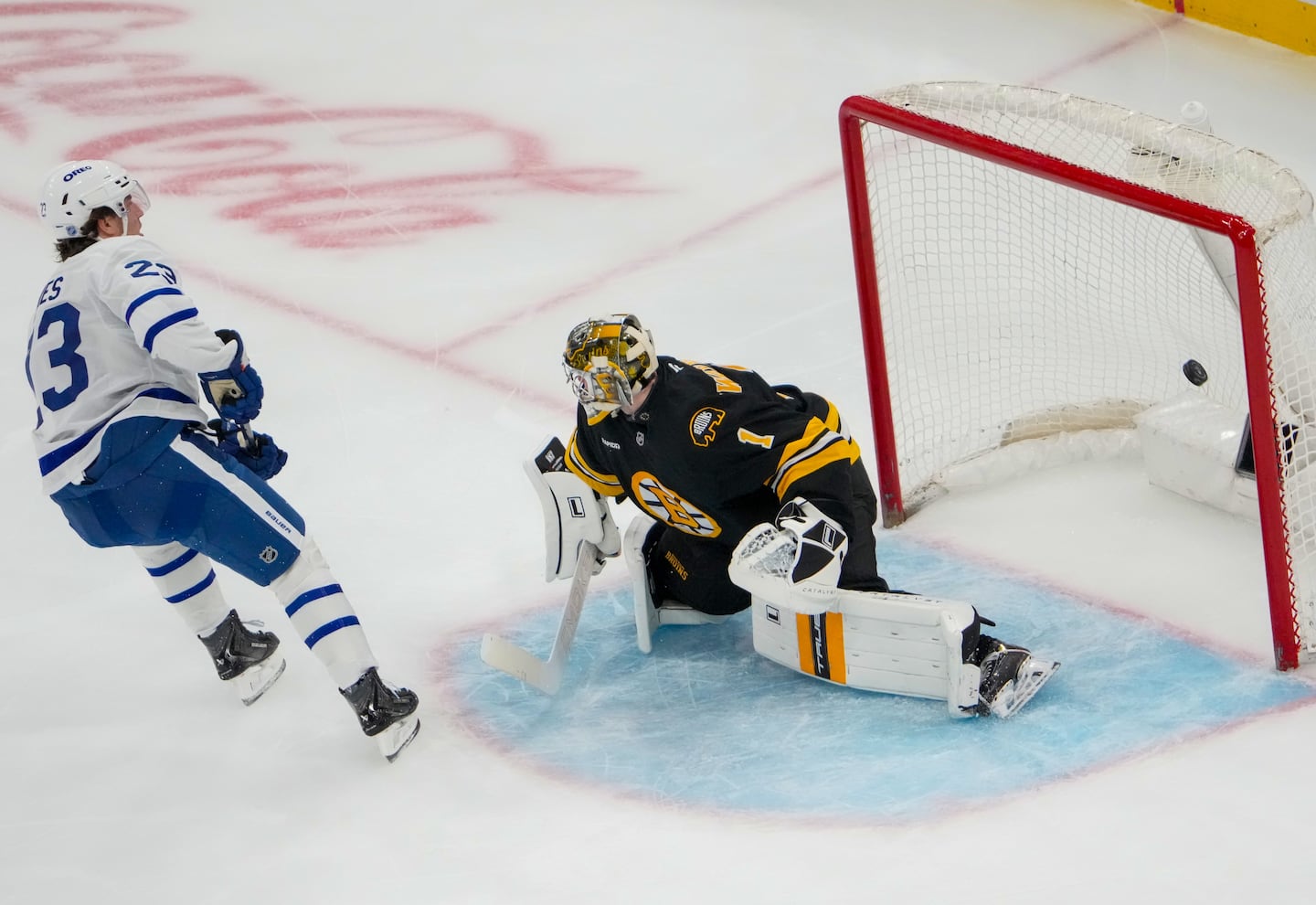 Maple Leafs left wing Matthew Knies (23) beat Jeremy Swayman for a shorthanded goal that tie it, 1-1, in the second period.