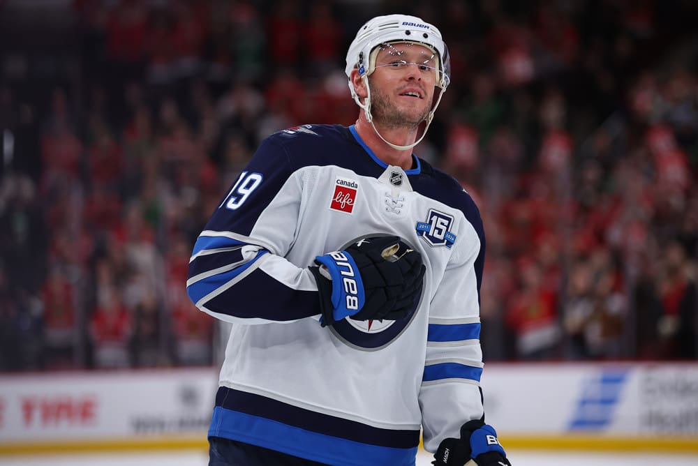 Toews Receives LOUD Welcome Home Ovation From Blackhawks Fans