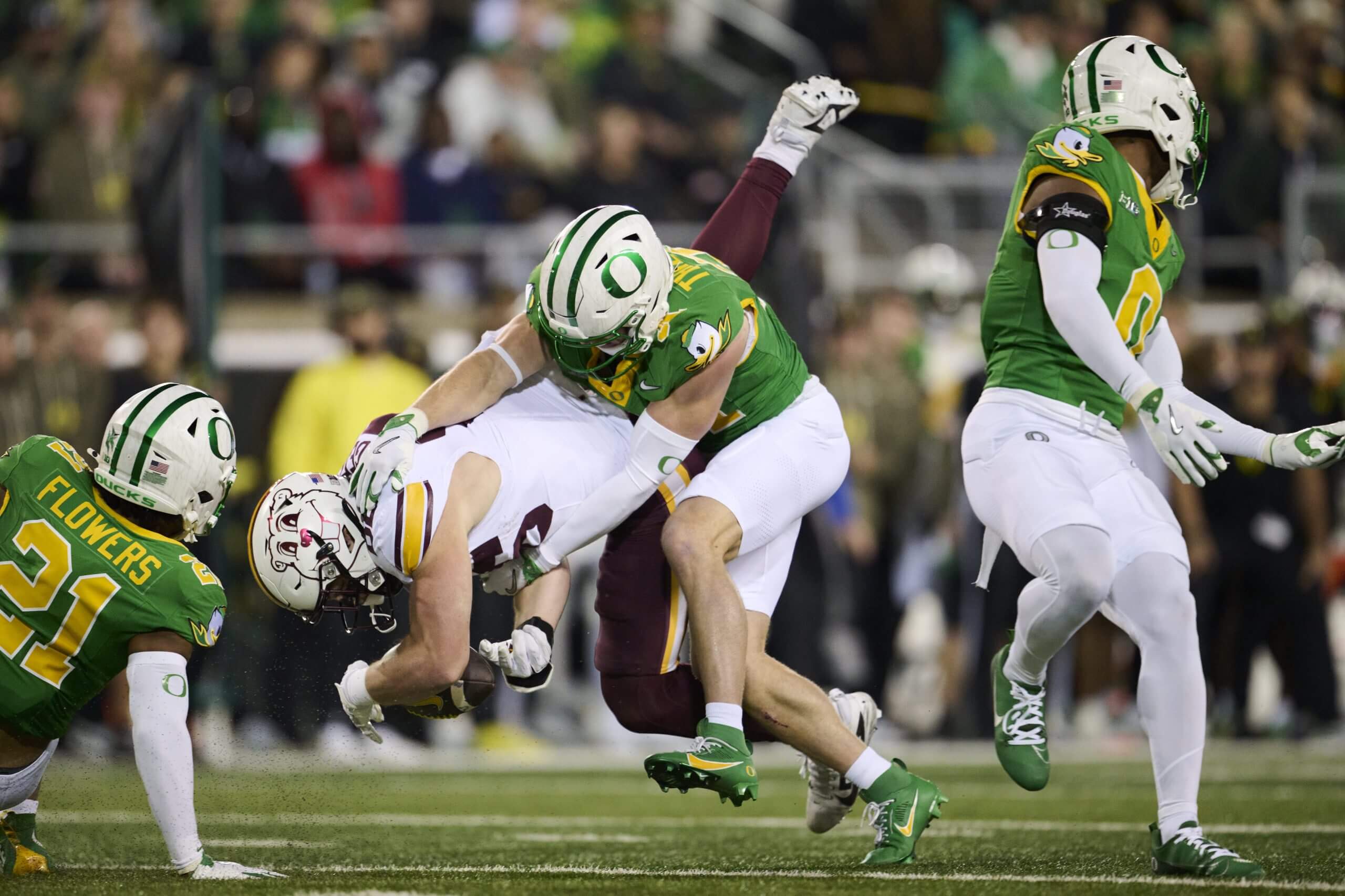 Minnesota Golden Gophers tight end Jameson Geers (86) loses control of the ball during the first half against Oregon Ducks defensive back Dillon Thieneman (31) at Autzen Stadium.