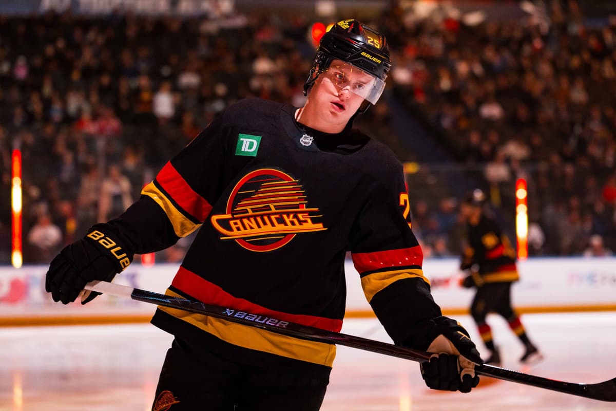 D Elias Pettersson back on the ice after leaving Canucks’ loss to Kraken with lower-body injury