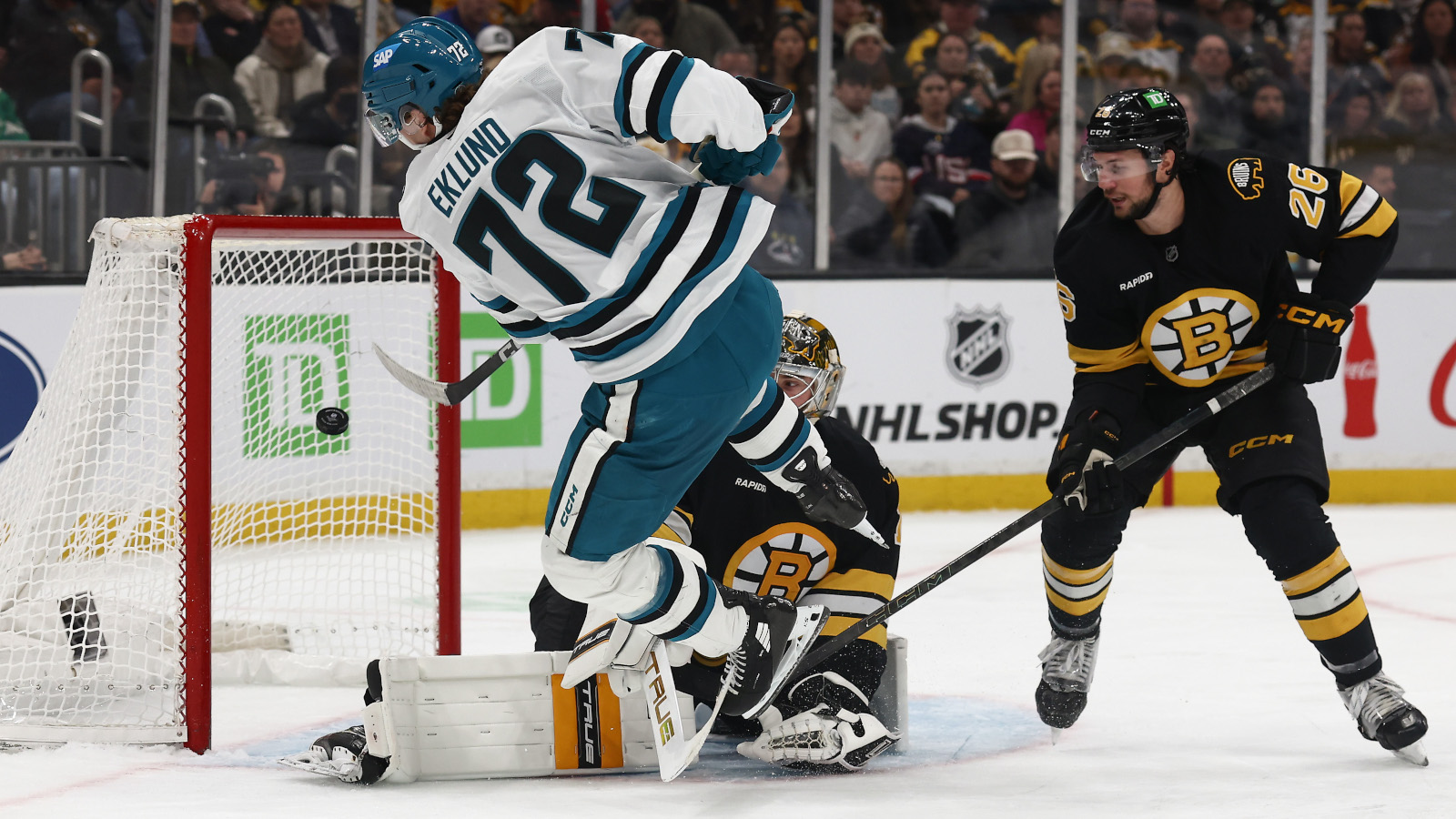 San Jose Sharks left wing William Eklund scores unbelievable goal.